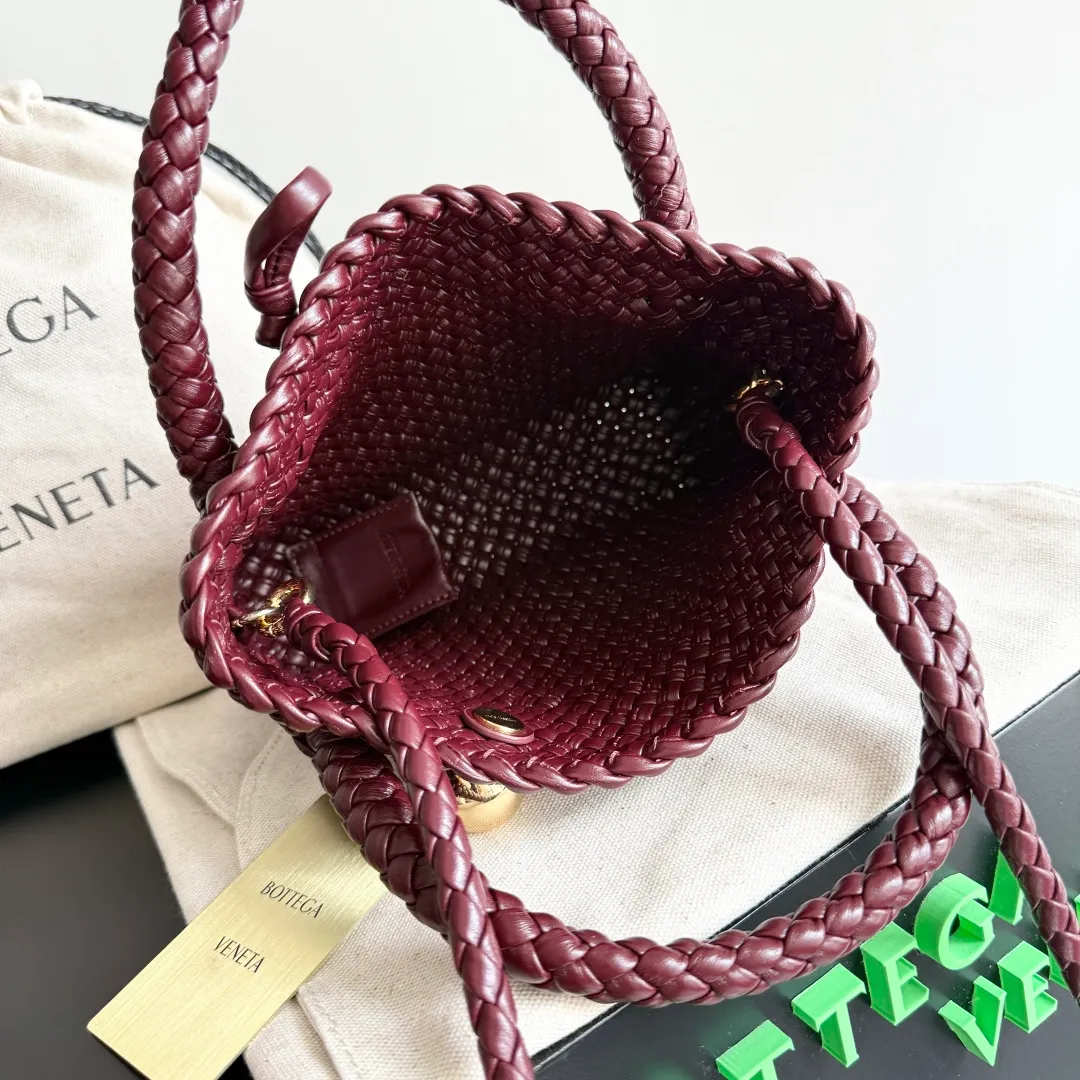 Batch 3760 BV collectible small woven handbags are really YYDS!! Bottega Veneta’s most classic small woven handbags are back! ! We use the highest quality leather with the highest craftsmanship❤️ to create the most expensive works. We have created the Intrecciato leather weaving process❤️ This unique traditional exclusive leather weaving method has not only become our logo but also reflects the time-consuming and labor-intensive craftsmanship of our products❤️ The new TOSCA handbag must be a selection worth collecting🆕 Style number: 776755 Size: 20*15.5*7cm
